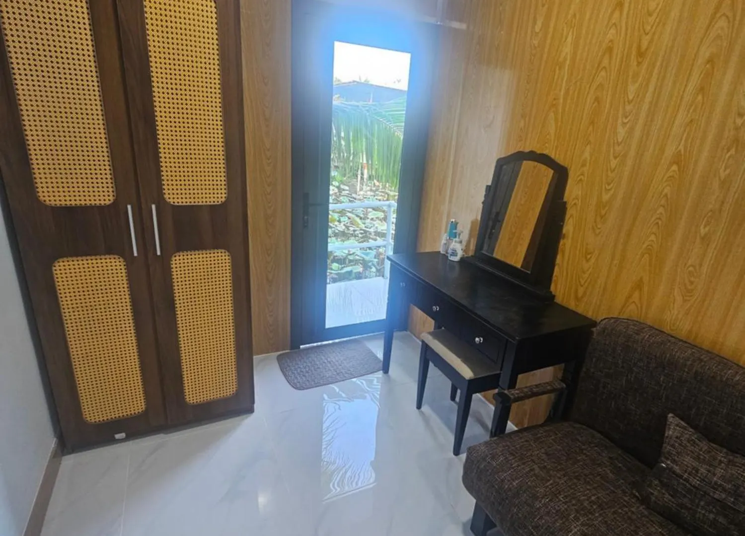 Nha Tren Ho Tai Homestay Sen & Zen Villa Vietnam
