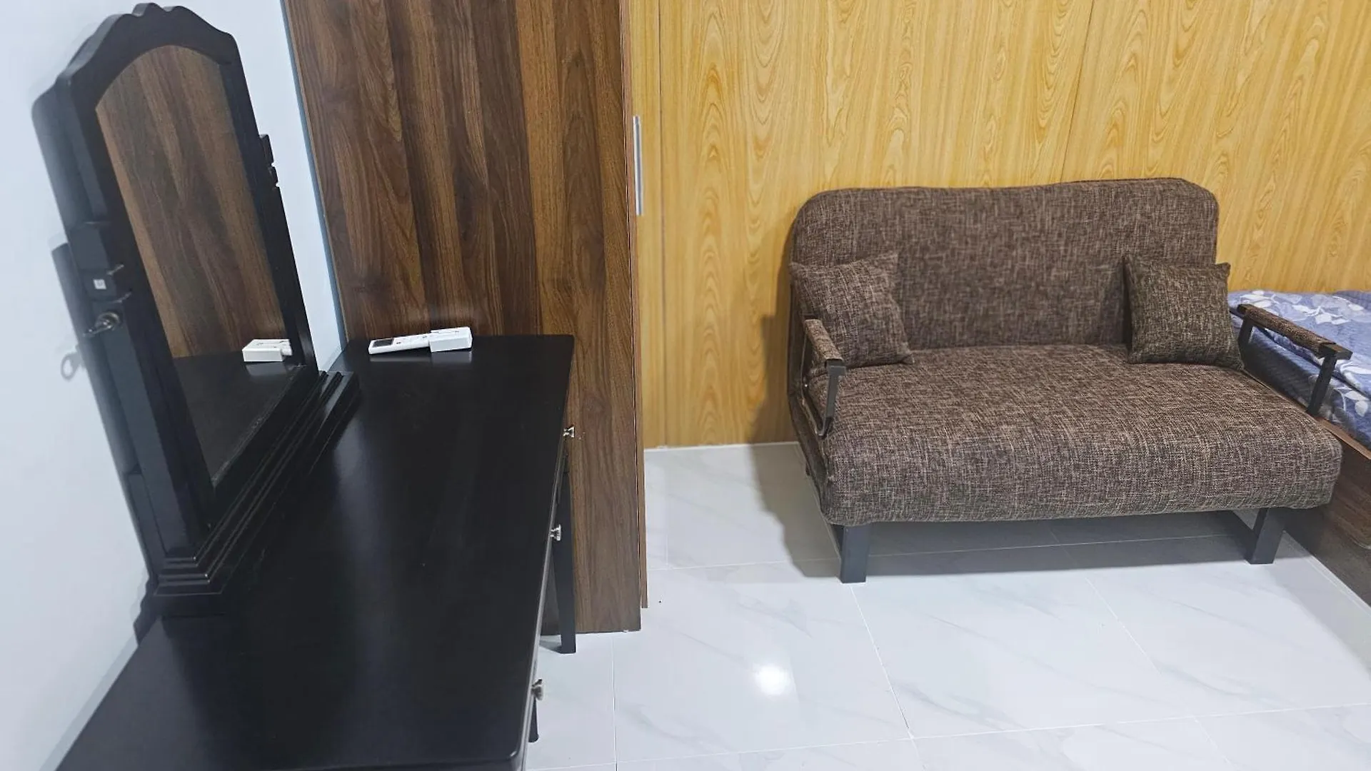 Nha Tren Ho Tai Homestay Sen & Zen Villa